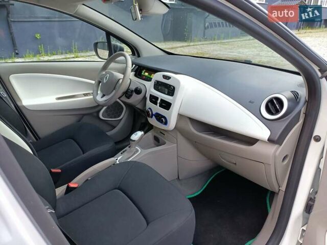 Белый Рено Зое, объемом двигателя 0 л и пробегом 19 тыс. км за 9950 $, фото 48 на Automoto.ua