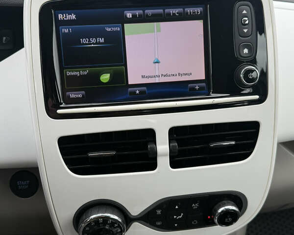 Білий Рено Зое, об'ємом двигуна 0 л та пробігом 46 тис. км за 10500 $, фото 11 на Automoto.ua
