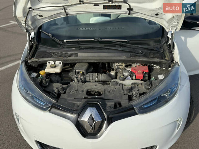 Белый Рено Зое, объемом двигателя 0 л и пробегом 112 тыс. км за 8900 $, фото 33 на Automoto.ua