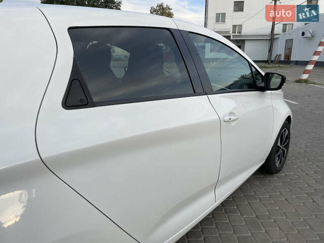 Белый Рено Зое, объемом двигателя 0 л и пробегом 84 тыс. км за 10500 $, фото 30 на Automoto.ua