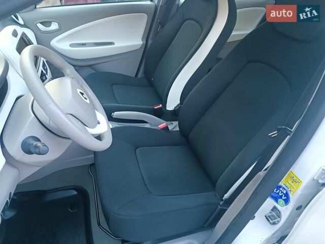 Белый Рено Зое, объемом двигателя 0 л и пробегом 65 тыс. км за 10250 $, фото 56 на Automoto.ua