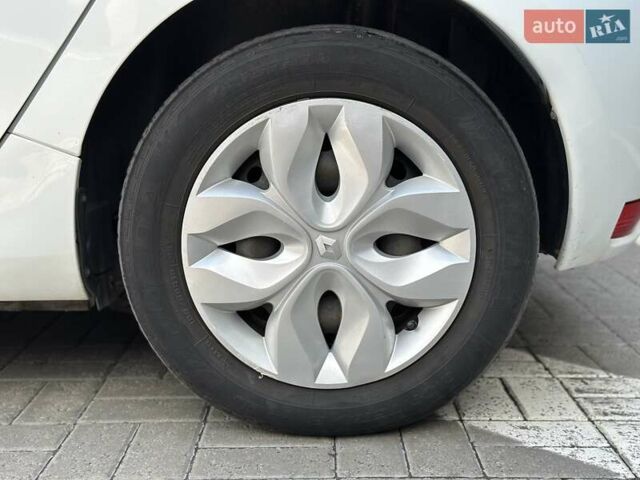 Белый Рено Зое, объемом двигателя 0 л и пробегом 59 тыс. км за 10500 $, фото 6 на Automoto.ua
