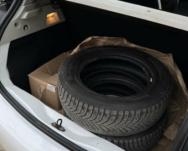 Белый Рено Зое, объемом двигателя 0 л и пробегом 140 тыс. км за 8550 $, фото 15 на Automoto.ua