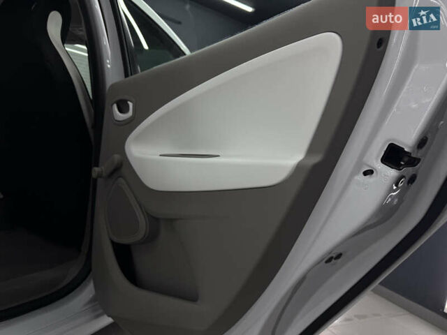 Белый Рено Зое, объемом двигателя 0 л и пробегом 53 тыс. км за 9900 $, фото 23 на Automoto.ua
