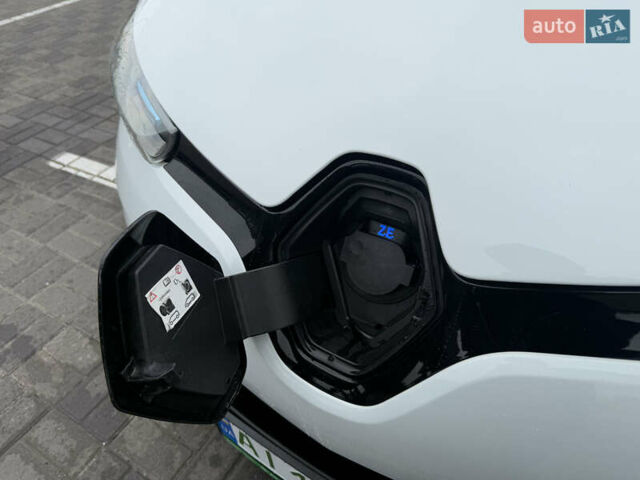 Белый Рено Зое, объемом двигателя 0 л и пробегом 40 тыс. км за 9999 $, фото 17 на Automoto.ua