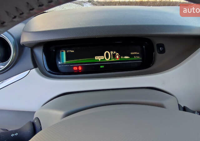 Белый Рено Зое, объемом двигателя 0 л и пробегом 66 тыс. км за 10200 $, фото 12 на Automoto.ua