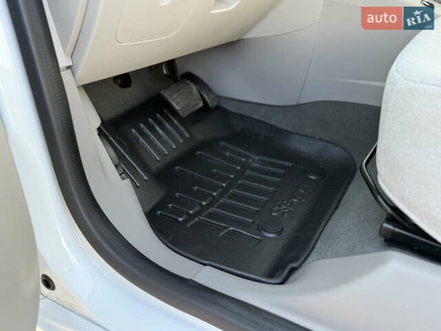 Белый Рено Зое, объемом двигателя 0 л и пробегом 112 тыс. км за 8900 $, фото 28 на Automoto.ua