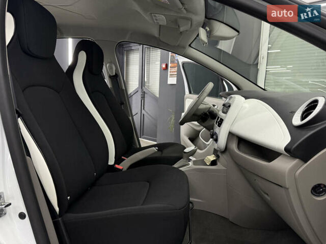 Белый Рено Зое, объемом двигателя 0 л и пробегом 53 тыс. км за 9900 $, фото 25 на Automoto.ua