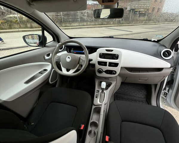 Белый Рено Зое, объемом двигателя 0 л и пробегом 140 тыс. км за 8550 $, фото 8 на Automoto.ua