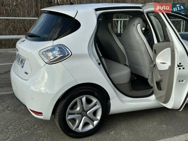 Белый Рено Зое, объемом двигателя 0 л и пробегом 27 тыс. км за 11500 $, фото 29 на Automoto.ua
