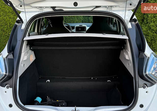 Белый Рено Зое, объемом двигателя 0 л и пробегом 38 тыс. км за 10200 $, фото 38 на Automoto.ua