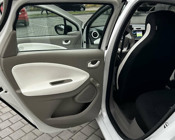 Білий Рено Зое, об'ємом двигуна 0 л та пробігом 109 тис. км за 8900 $, фото 28 на Automoto.ua