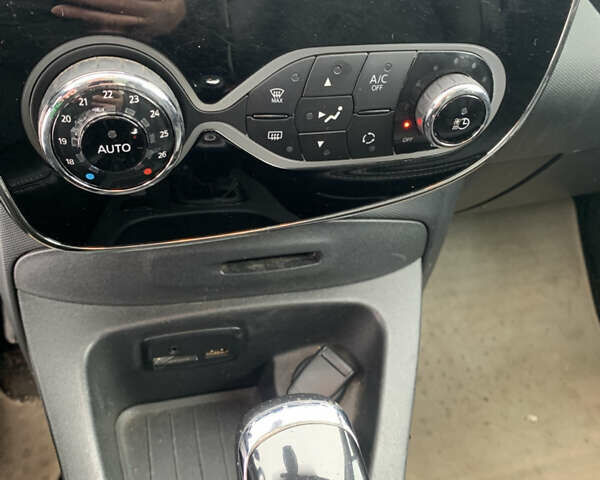 Білий Рено Зое, об'ємом двигуна 0 л та пробігом 159 тис. км за 8999 $, фото 34 на Automoto.ua