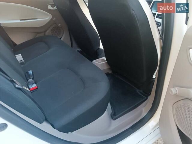 Белый Рено Зое, объемом двигателя 0 л и пробегом 65 тыс. км за 10250 $, фото 41 на Automoto.ua