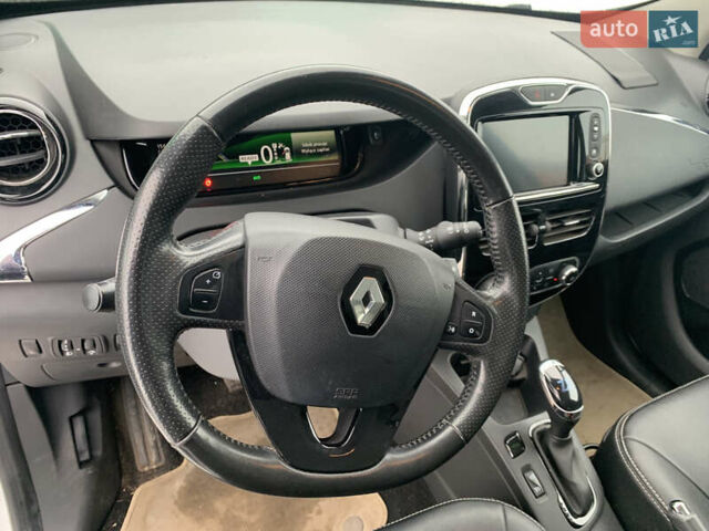 Белый Рено Зое, объемом двигателя 0 л и пробегом 159 тыс. км за 9200 $, фото 33 на Automoto.ua