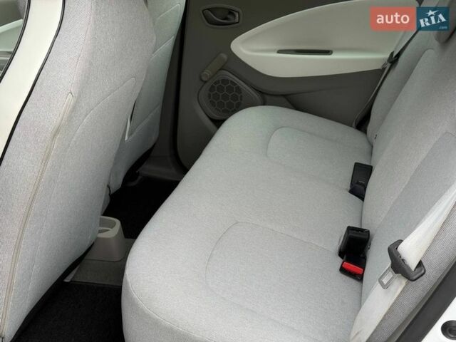 Белый Рено Зое, объемом двигателя 0 л и пробегом 60 тыс. км за 10300 $, фото 18 на Automoto.ua