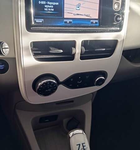 Белый Рено Зое, объемом двигателя 0 л и пробегом 76 тыс. км за 8700 $, фото 7 на Automoto.ua