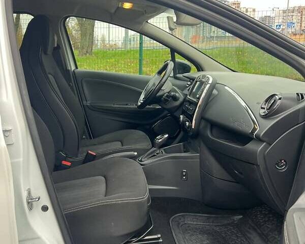 Белый Рено Зое, объемом двигателя 0 л и пробегом 93 тыс. км за 9999 $, фото 16 на Automoto.ua