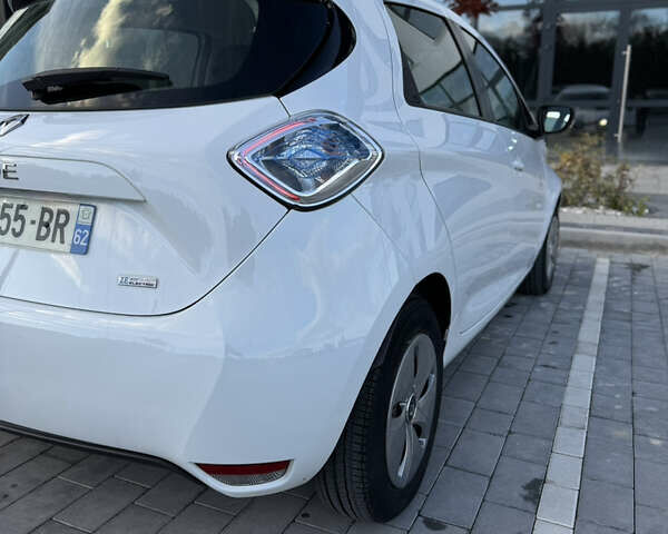 Белый Рено Зое, объемом двигателя 0 л и пробегом 67 тыс. км за 9500 $, фото 21 на Automoto.ua