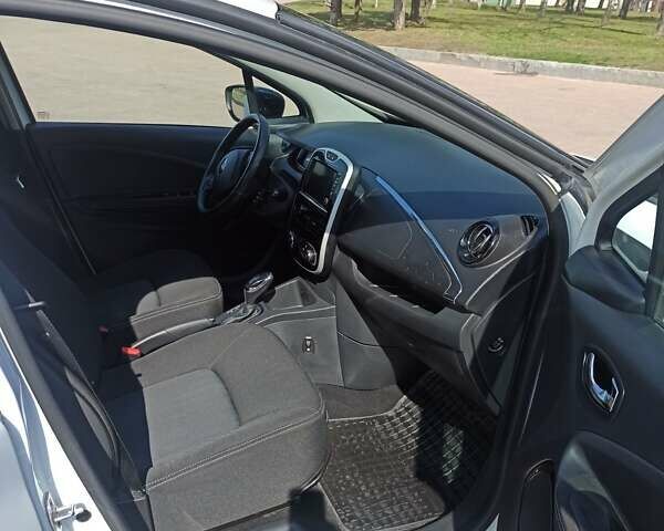 Белый Рено Зое, объемом двигателя 0 л и пробегом 62 тыс. км за 8700 $, фото 22 на Automoto.ua