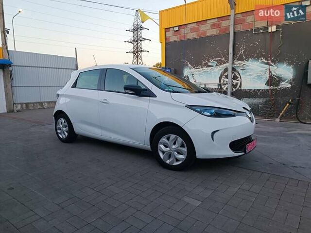 Белый Рено Зое, объемом двигателя 0 л и пробегом 65 тыс. км за 10250 $, фото 19 на Automoto.ua