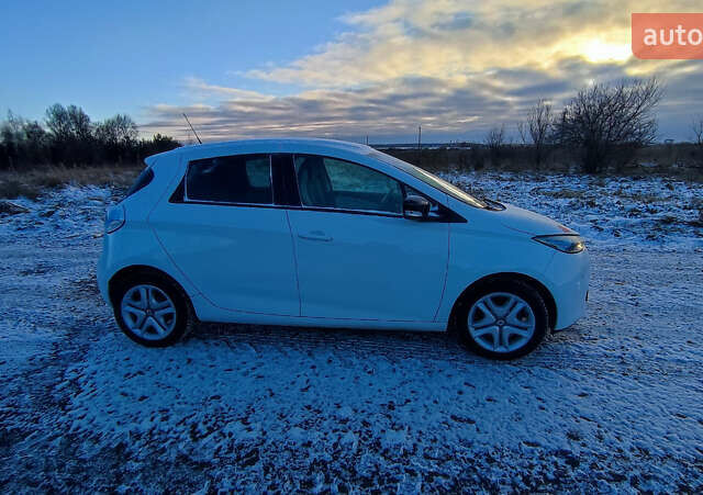 Белый Рено Зое, объемом двигателя 0 л и пробегом 66 тыс. км за 10200 $, фото 4 на Automoto.ua