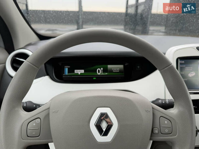 Белый Рено Зое, объемом двигателя 0 л и пробегом 40 тыс. км за 9999 $, фото 33 на Automoto.ua