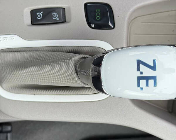 Белый Рено Зое, объемом двигателя 0 л и пробегом 38 тыс. км за 10200 $, фото 25 на Automoto.ua