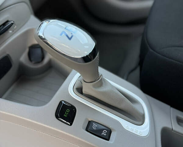 Белый Рено Зое, объемом двигателя 0 л и пробегом 67 тыс. км за 9500 $, фото 42 на Automoto.ua