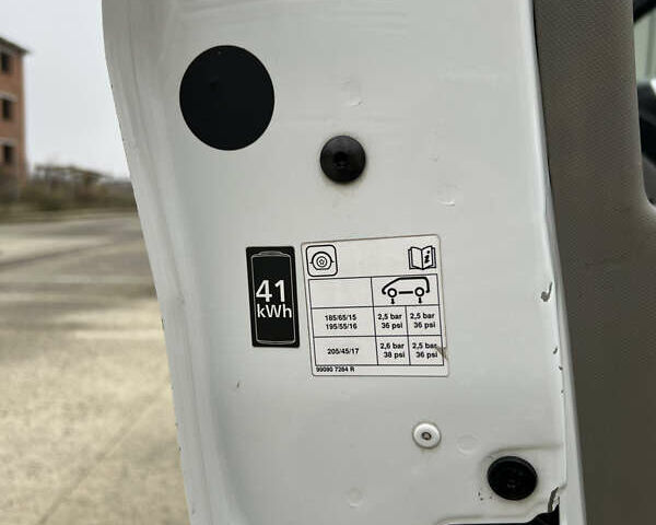 Белый Рено Зое, объемом двигателя 0 л и пробегом 140 тыс. км за 8550 $, фото 22 на Automoto.ua