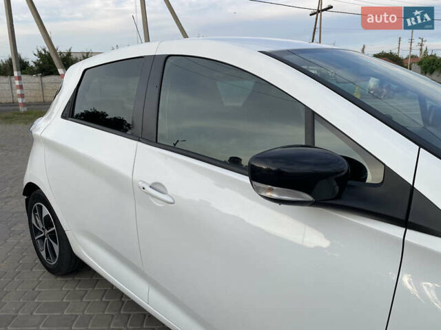 Белый Рено Зое, объемом двигателя 0 л и пробегом 84 тыс. км за 10500 $, фото 32 на Automoto.ua