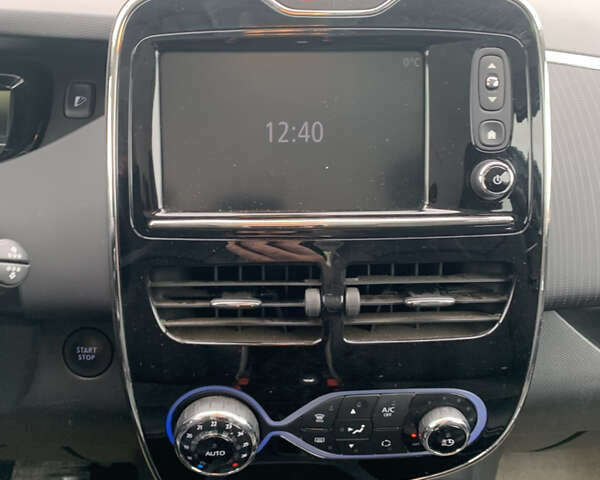 Белый Рено Зое, объемом двигателя 0 л и пробегом 159 тыс. км за 9200 $, фото 24 на Automoto.ua