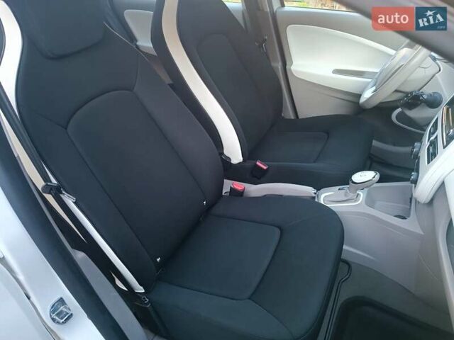 Белый Рено Зое, объемом двигателя 0 л и пробегом 65 тыс. км за 10250 $, фото 35 на Automoto.ua