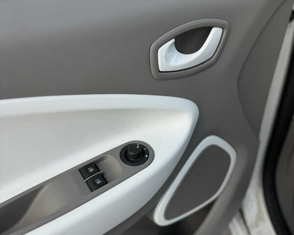 Белый Рено Зое, объемом двигателя 0 л и пробегом 67 тыс. км за 9500 $, фото 33 на Automoto.ua