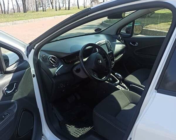 Белый Рено Зое, объемом двигателя 0 л и пробегом 62 тыс. км за 8700 $, фото 10 на Automoto.ua