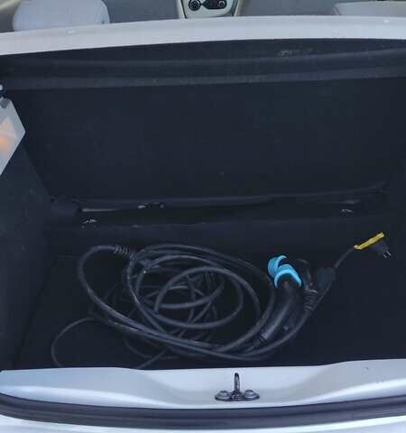 Белый Рено Зое, объемом двигателя 0 л и пробегом 38 тыс. км за 9500 $, фото 13 на Automoto.ua