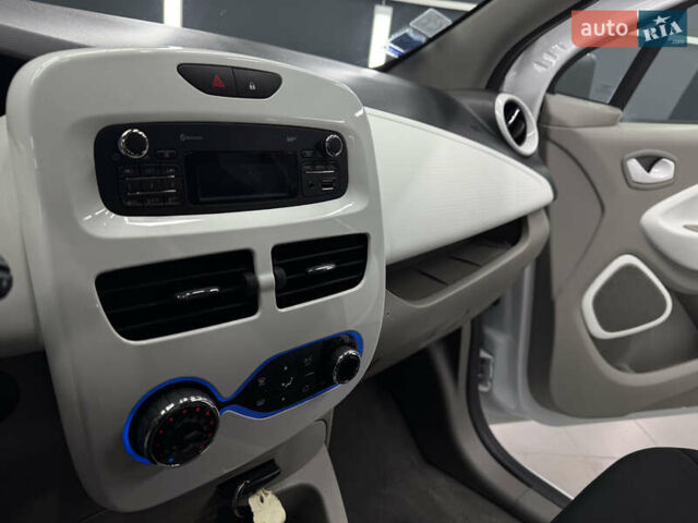 Белый Рено Зое, объемом двигателя 0 л и пробегом 53 тыс. км за 9900 $, фото 28 на Automoto.ua