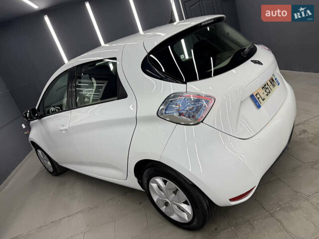 Белый Рено Зое, объемом двигателя 0 л и пробегом 53 тыс. км за 9900 $, фото 11 на Automoto.ua