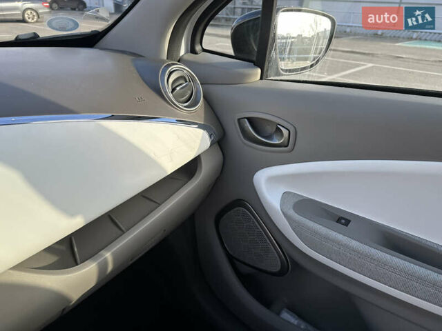 Белый Рено Зое, объемом двигателя 0 л и пробегом 27 тыс. км за 11500 $, фото 22 на Automoto.ua
