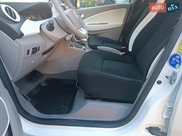 Белый Рено Зое, объемом двигателя 0 л и пробегом 65 тыс. км за 10250 $, фото 48 на Automoto.ua