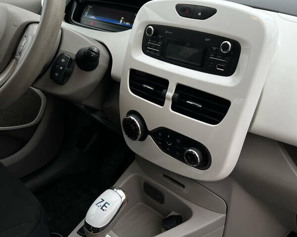 Белый Рено Зое, объемом двигателя 0 л и пробегом 140 тыс. км за 8550 $, фото 11 на Automoto.ua