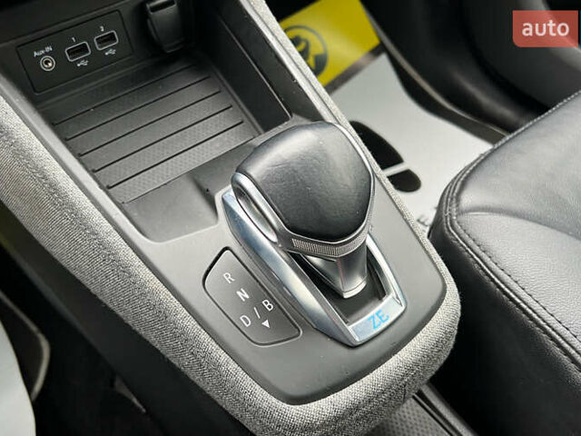 Белый Рено Зое, объемом двигателя 0 л и пробегом 120 тыс. км за 12999 $, фото 17 на Automoto.ua