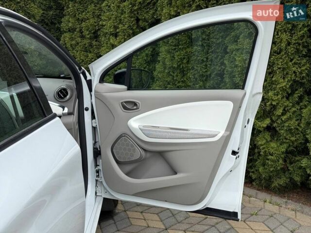 Белый Рено Зое, объемом двигателя 0 л и пробегом 60 тыс. км за 10300 $, фото 21 на Automoto.ua