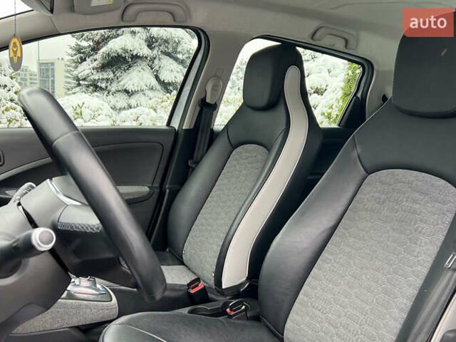 Белый Рено Зое, объемом двигателя 0 л и пробегом 120 тыс. км за 12999 $, фото 8 на Automoto.ua