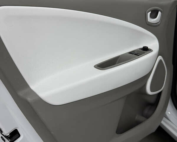 Белый Рено Зое, объемом двигателя 0 л и пробегом 21 тыс. км за 9950 $, фото 16 на Automoto.ua