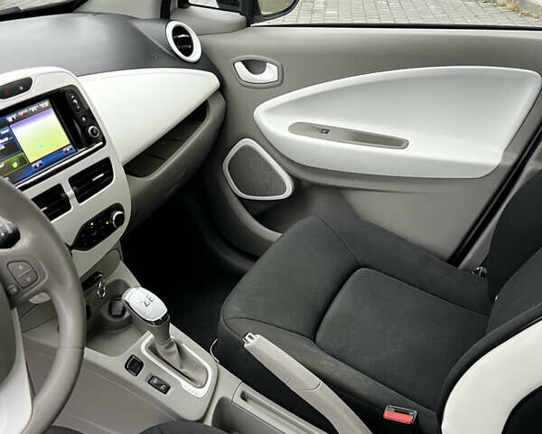 Білий Рено Зое, об'ємом двигуна 0 л та пробігом 109 тис. км за 8900 $, фото 26 на Automoto.ua