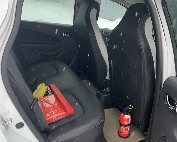 Білий Рено Зое, об'ємом двигуна 0 л та пробігом 159 тис. км за 8999 $, фото 17 на Automoto.ua