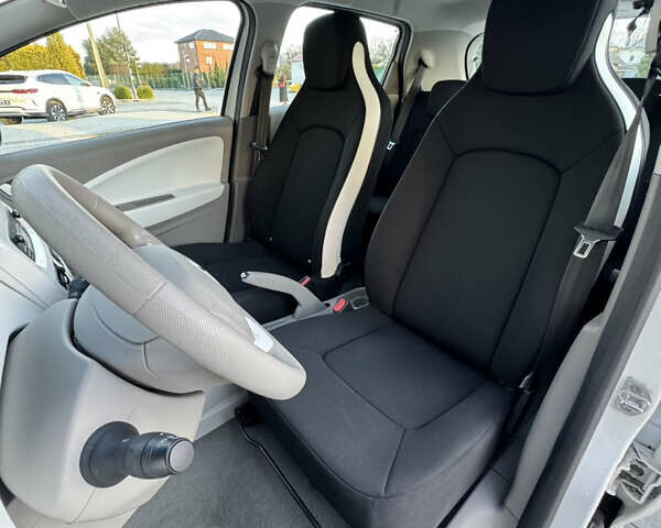 Белый Рено Зое, объемом двигателя 0 л и пробегом 67 тыс. км за 9500 $, фото 35 на Automoto.ua