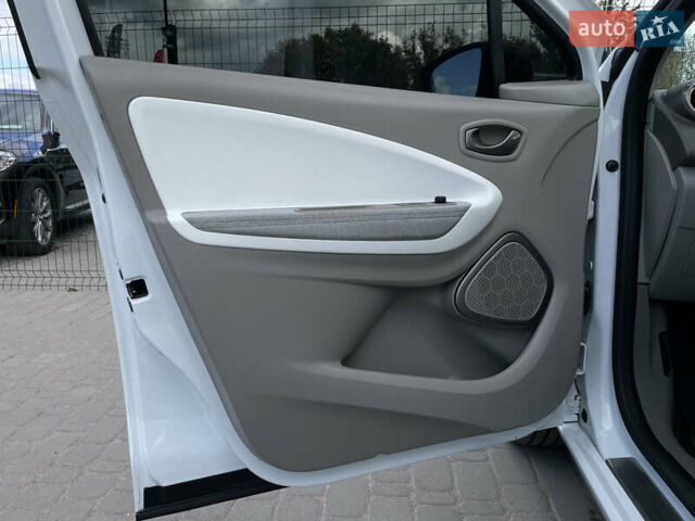 Білий Рено Зое, об'ємом двигуна 0 л та пробігом 28 тис. км за 9355 $, фото 22 на Automoto.ua