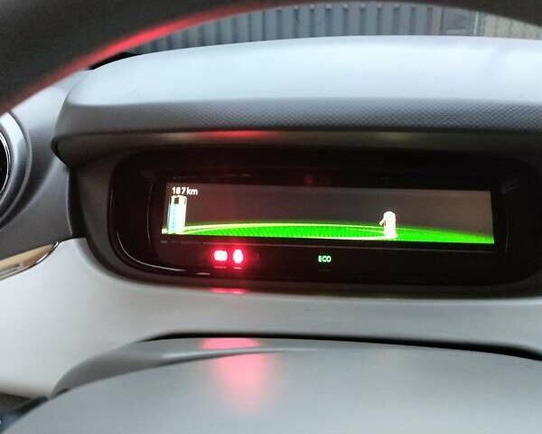 Білий Рено Зое, об'ємом двигуна 0 л та пробігом 93 тис. км за 9399 $, фото 23 на Automoto.ua